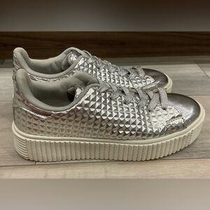 Forever Womens Silver Tennis Shoes Size 5.5